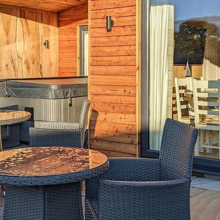 The Warrens At Foxtail Hotell Chirk Exteriör bild