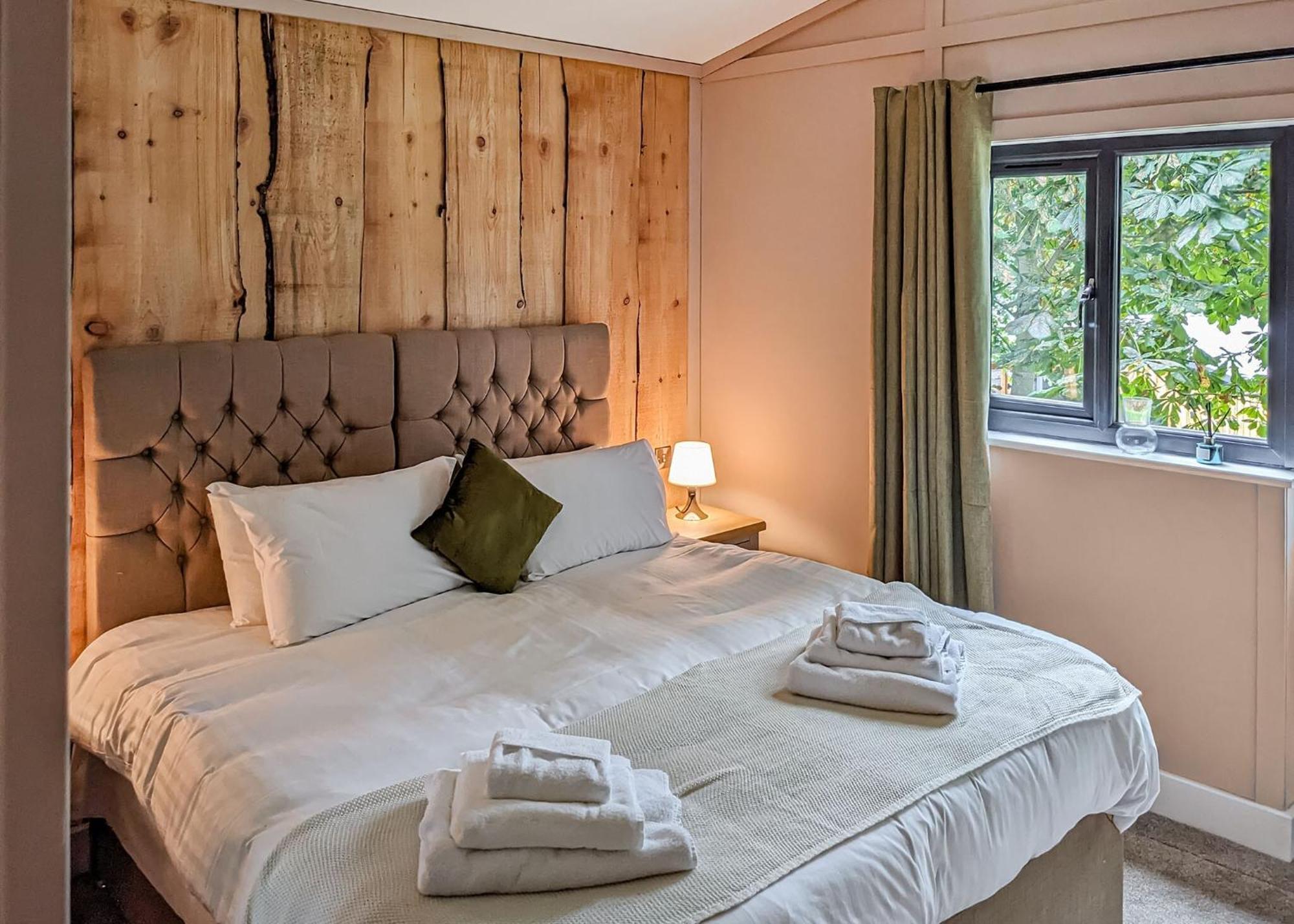 The Warrens At Foxtail Hotell Chirk Exteriör bild
